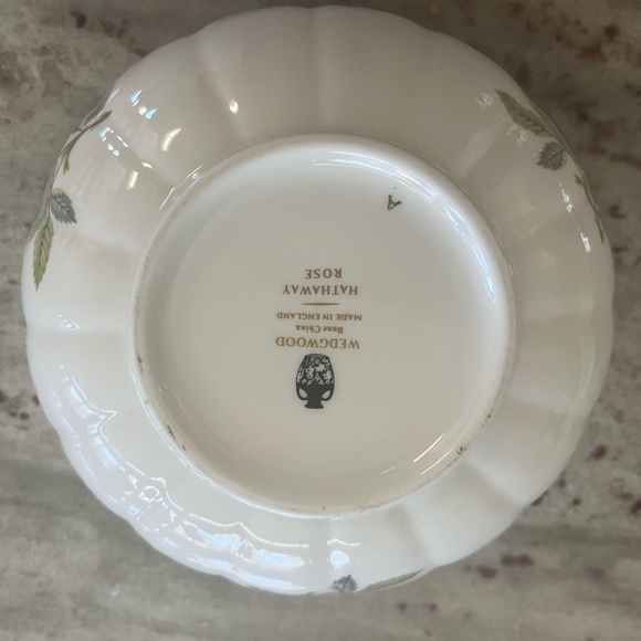 Wedgwood Hathaway Rose Covered Dish 5.5” Floral Bone China England Gold Trim EUC - Picture 4 of 6